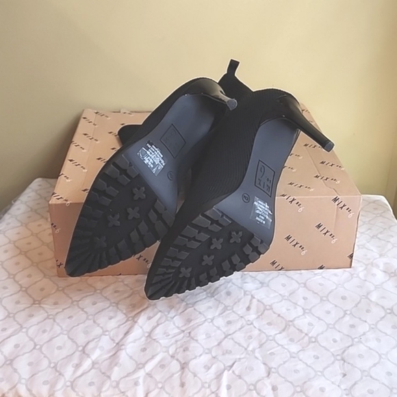 Stretch knit bootie heels - Picture 3 of 7